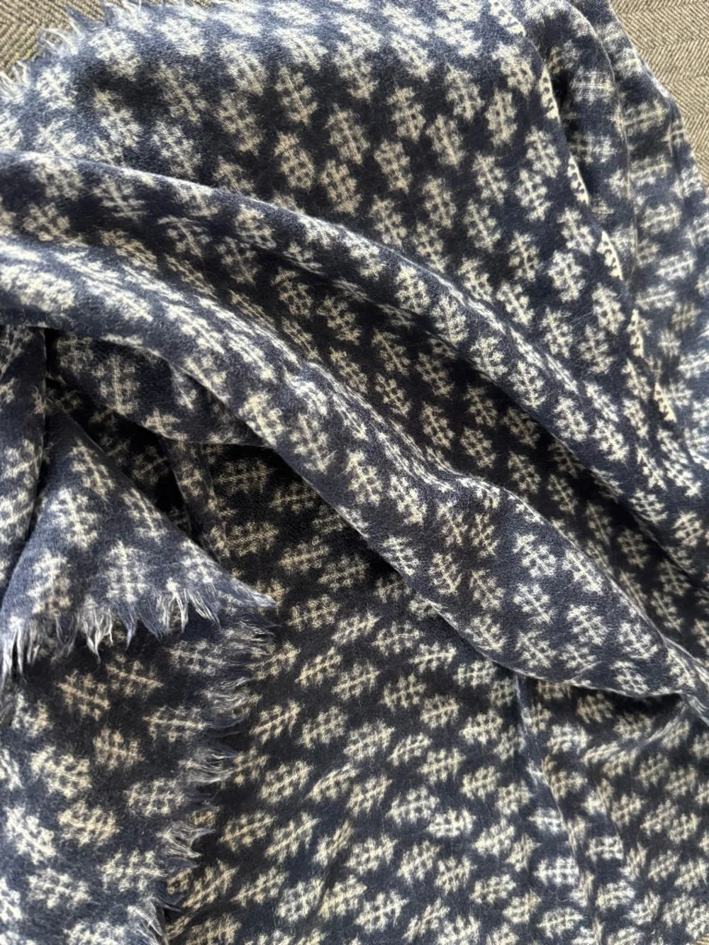 NWOT, NAVY/WHITE WOOL, BLOCKPRINT SCARF WITH FRINGED EDGES ON TWO SIDES